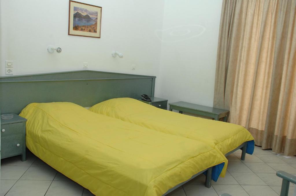 Postel nebo postele na pokoji v ubytování Koronis Hotel