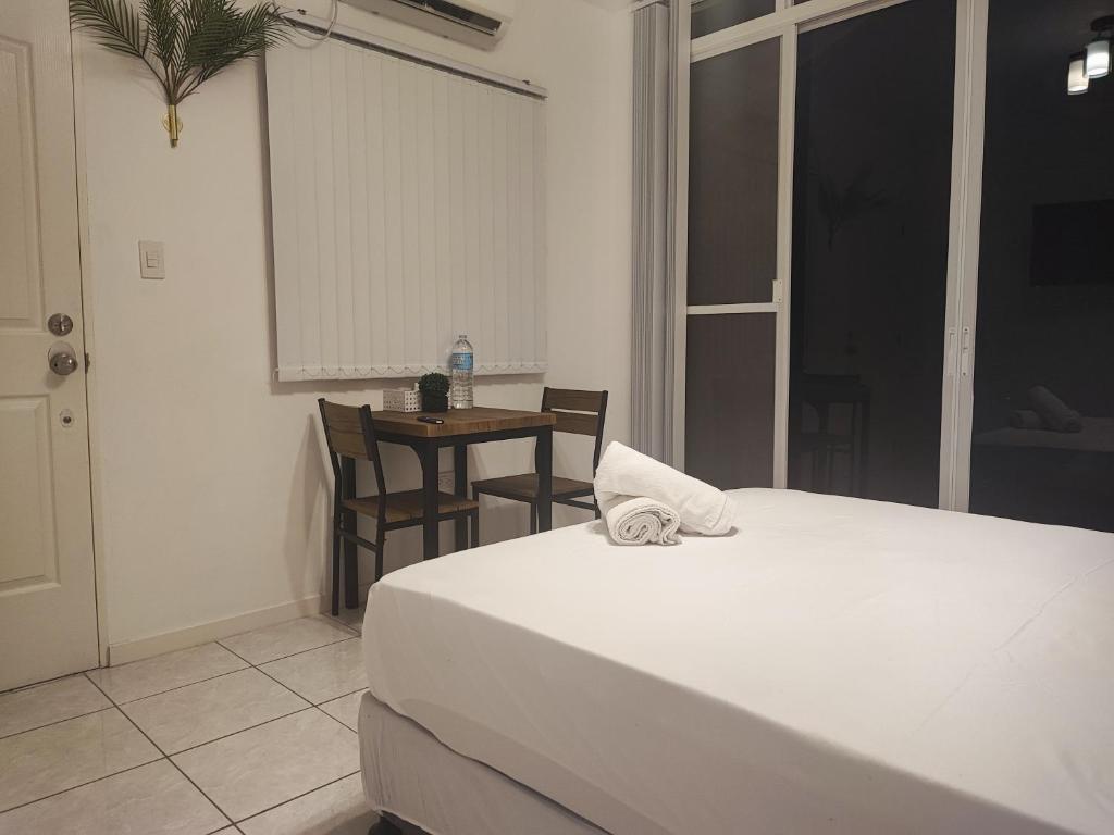 Postel nebo postele na pokoji v ubytování Bonsai Jacuzzi Suites