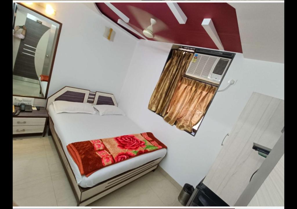 Postel nebo postele na pokoji v ubytování Hotel Broadway Colaba