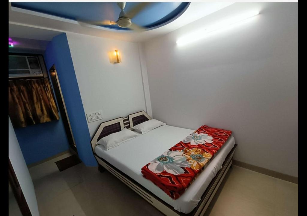 Postel nebo postele na pokoji v ubytování Hotel Broadway Colaba