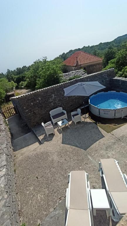 Bazén v ubytování Old house Djurovic nebo v jeho okolí