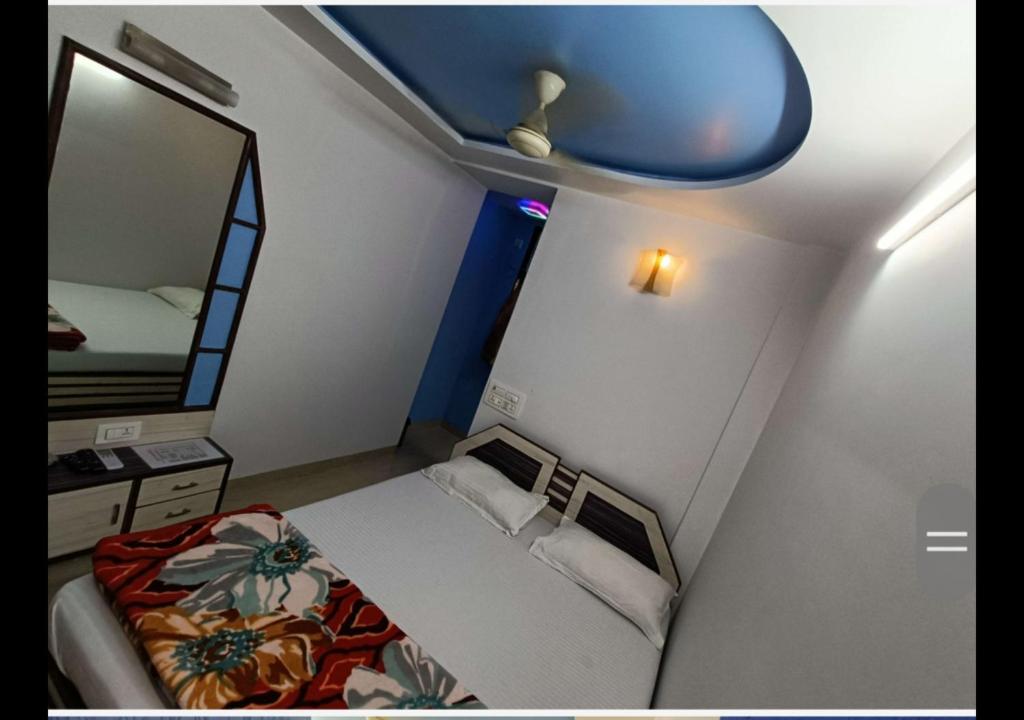 Postel nebo postele na pokoji v ubytování Hotel Broadway Colaba