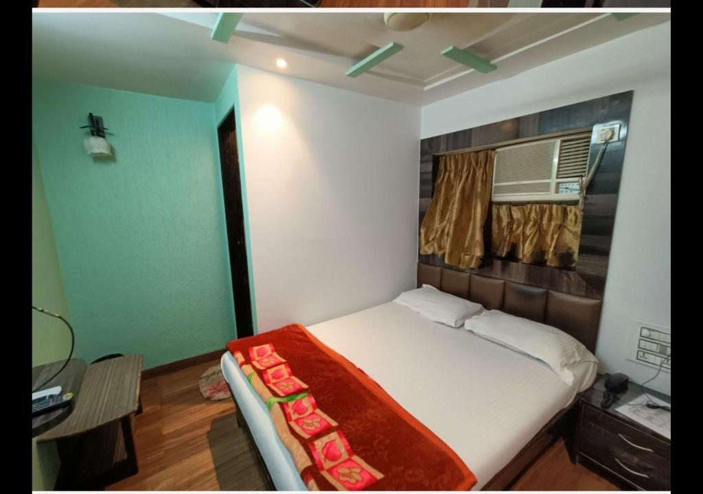 Postel nebo postele na pokoji v ubytování Hotel Broadway Colaba