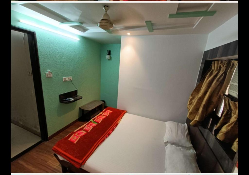 Postel nebo postele na pokoji v ubytování Hotel Broadway Colaba