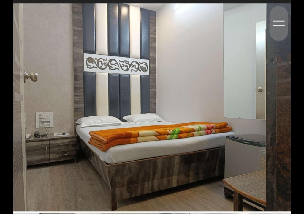 Postel nebo postele na pokoji v ubytování Hotel Broadway Colaba