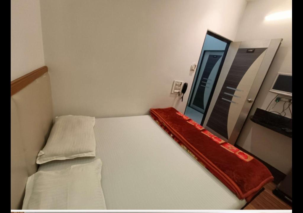 Postel nebo postele na pokoji v ubytování Hotel Broadway Colaba