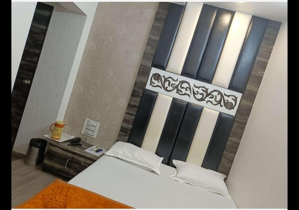 Postel nebo postele na pokoji v ubytování Hotel Broadway Colaba