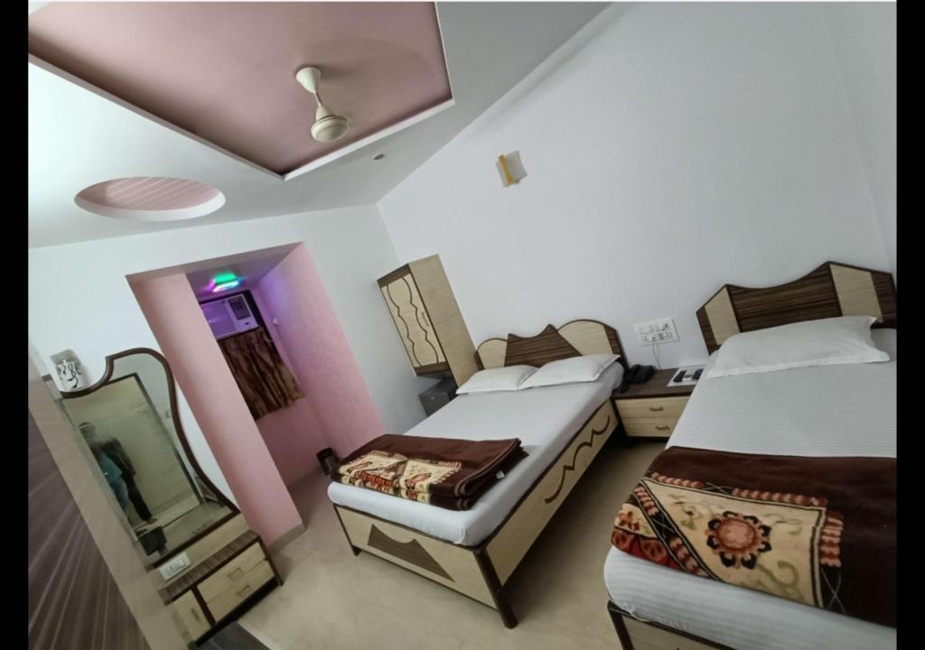 Postel nebo postele na pokoji v ubytování Hotel Broadway Colaba