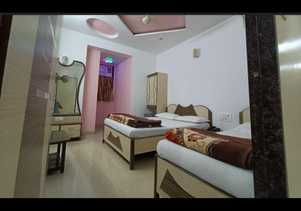 Postel nebo postele na pokoji v ubytování Hotel Broadway Colaba