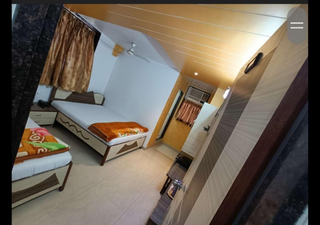 Postel nebo postele na pokoji v ubytování Hotel Broadway Colaba