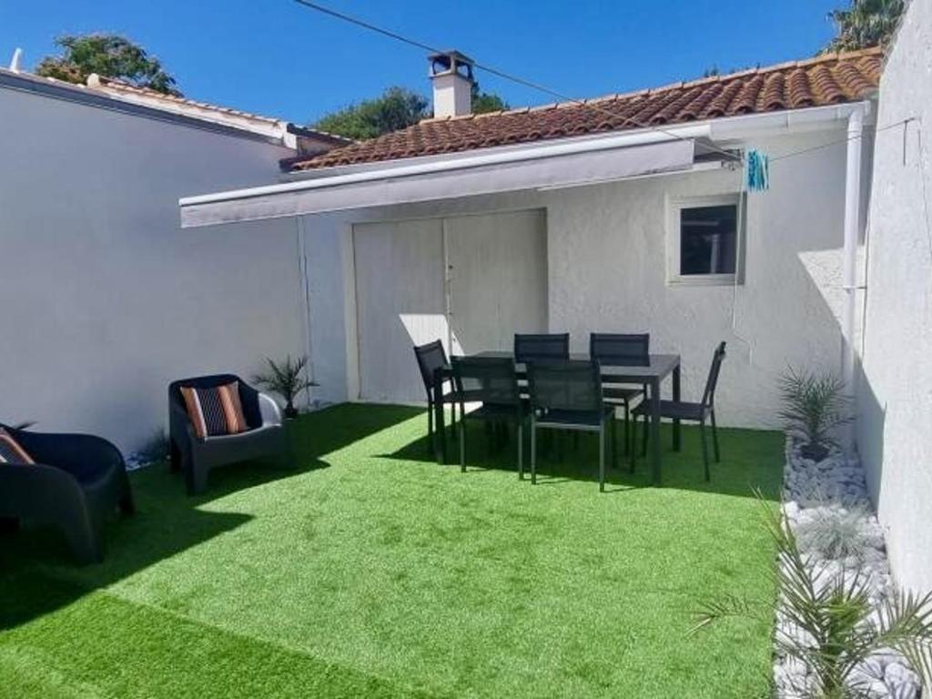 Vonkajšia záhrada v ubytovaní Maison bord de mer à St-Denis-d'Oléron, 6 pers, 3 ch, terrasse, vélos, plage à 2 pas - FR-1-246A-230