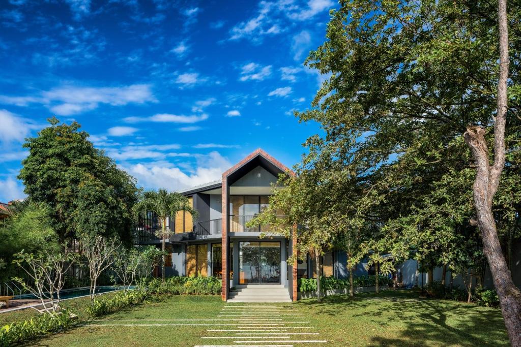 a house with a pathway leading up to it at LAKE VILLA by CARLSEN in Moratuwa