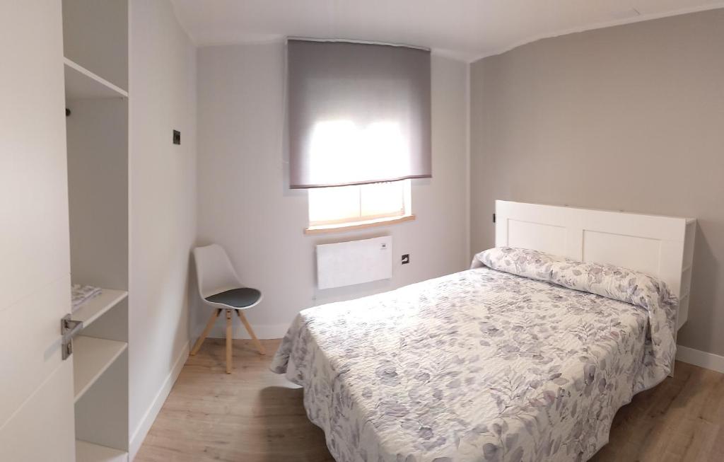 - une chambre avec un lit, une fenêtre et une chaise dans l'établissement AturCangas, à Cangas de Onís
