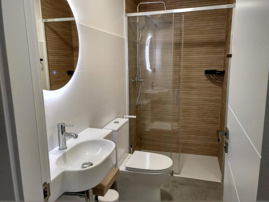 坎加斯－德奧尼斯的住宿－AturCangas，浴室配有卫生间、盥洗盆和淋浴。