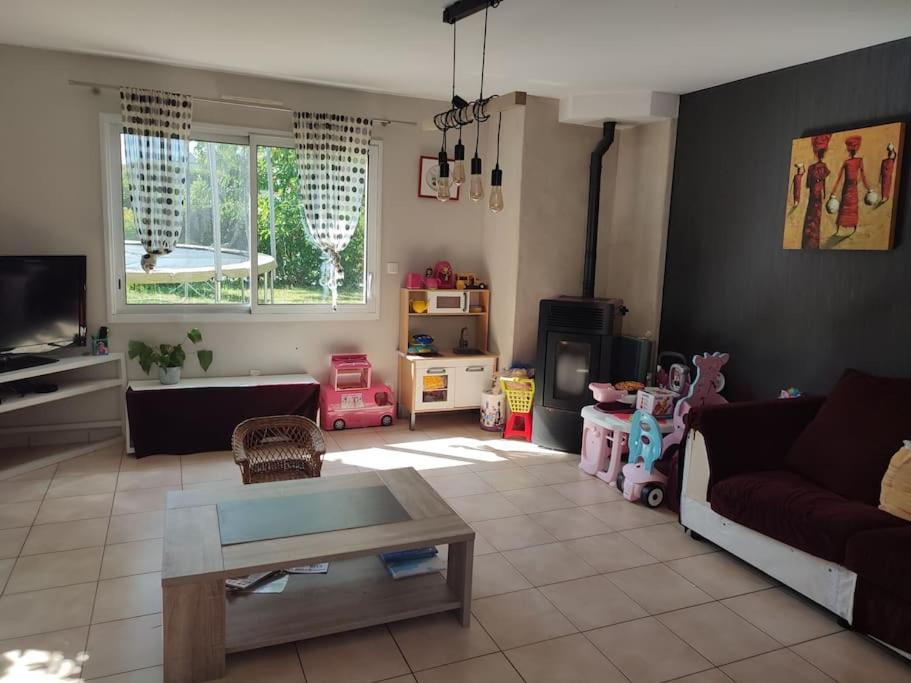 salon z kanapą i zabawkami w obiekcie Maison individuelle 3 chambres w mieście Pleudihen-sur-Rance