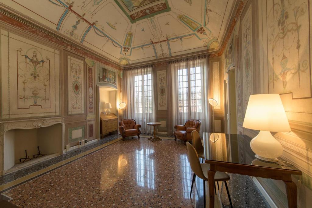 Habitación con techo con pinturas en las paredes. en Palazzo Sertorio Suites, en Gavi