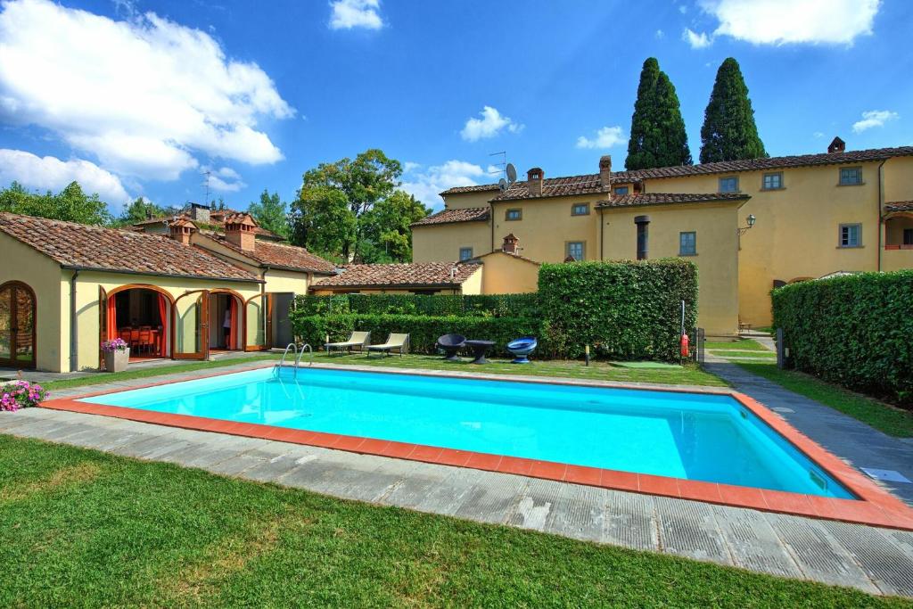 a swimming pool in the yard of a house at Santa Flora by PosarelliVillas in Capolona