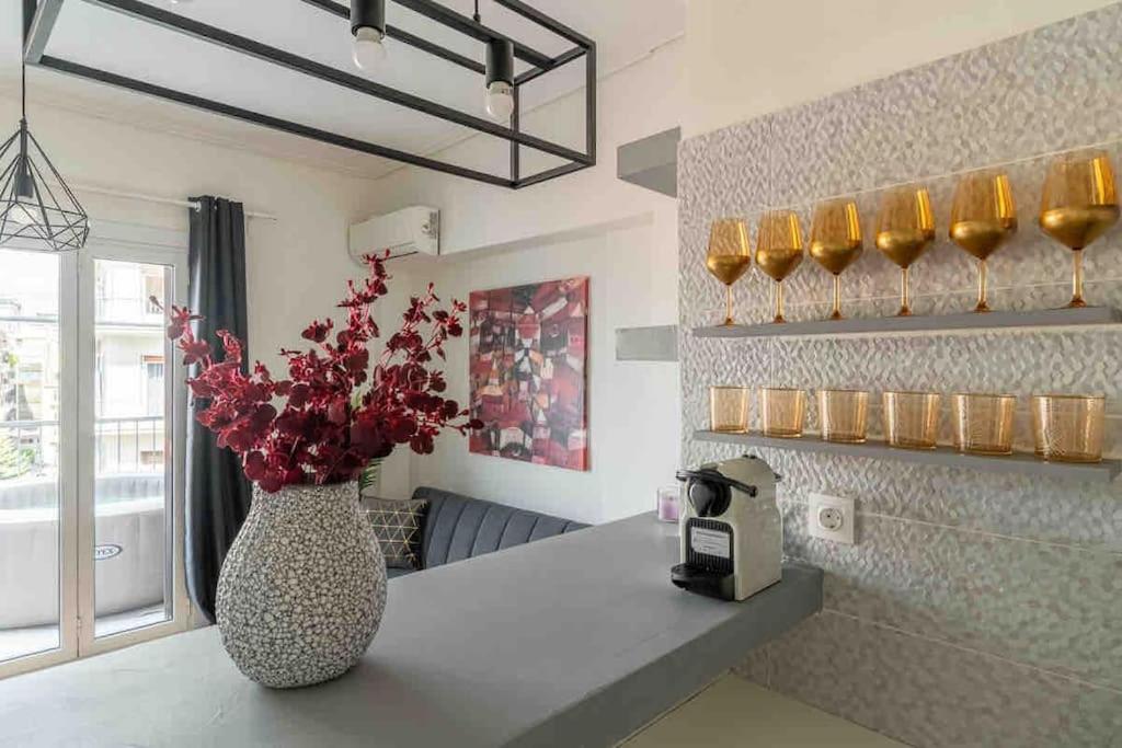 Kuchyňa alebo kuchynka v ubytovaní 2BDR Boutique Full Apt in Plaka (BIG BALCONY)