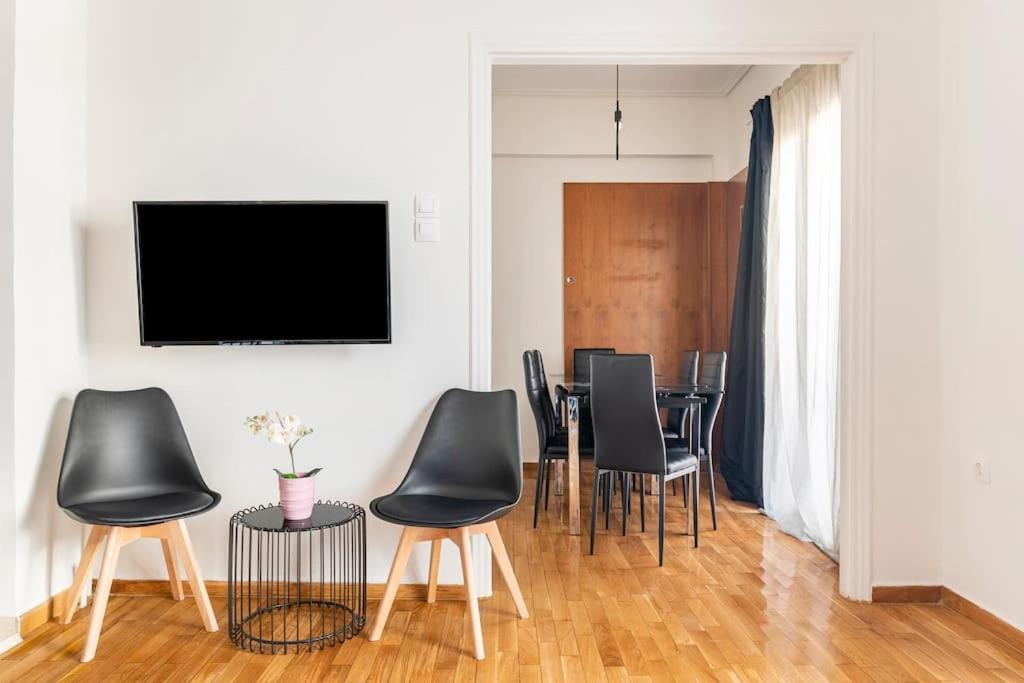 Televízia a/alebo spoločenská miestnosť v ubytovaní 2BDR Boutique Full Apt in Plaka (BIG BALCONY)