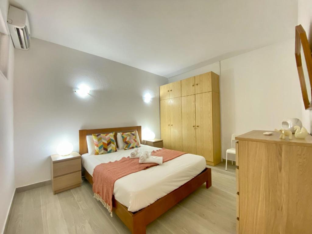 Giường trong phòng chung tại Albufeira Central 6 by Homing