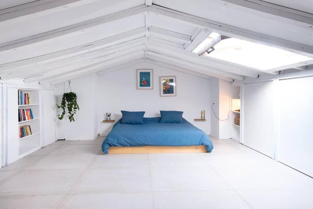um quarto com uma cama azul num quarto branco em GuestReady - An amazing stay with Island views no Caniço