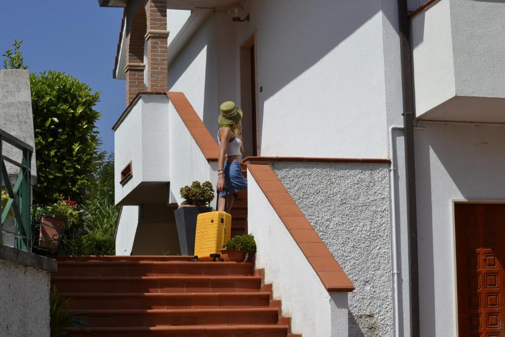 una persona subiendo las escaleras de una casa en B&B La Terrazza sul Parco, en Sulmona