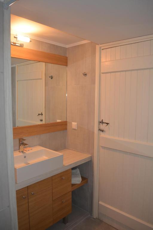 A bathroom at Kalypso Studios & Rooms