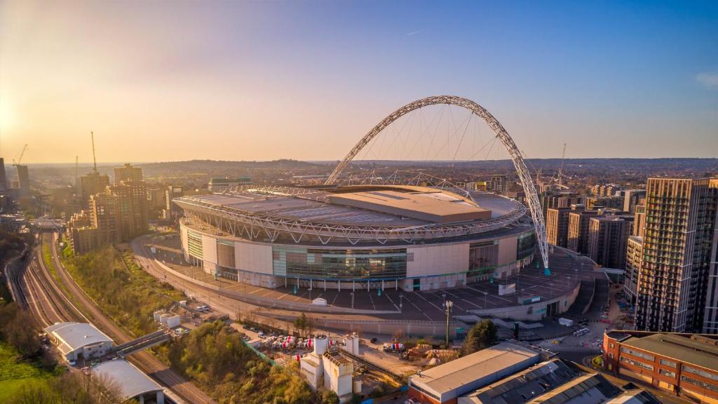 uma vista aérea de um estádio de futebol com um grande edifício em Great 5-Bed Wembley Home 25min from Central London em Londres