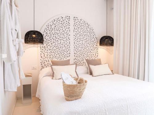 En eller flere senge i et værelse på AMARE Luxury Apartment