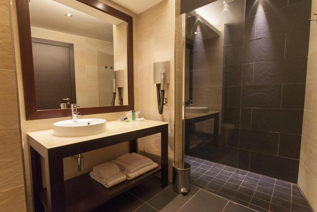 łazienka z umywalką i prysznicem w obiekcie Hotel & Residence Villa Bartolomea w mieście Villa Bartolomea