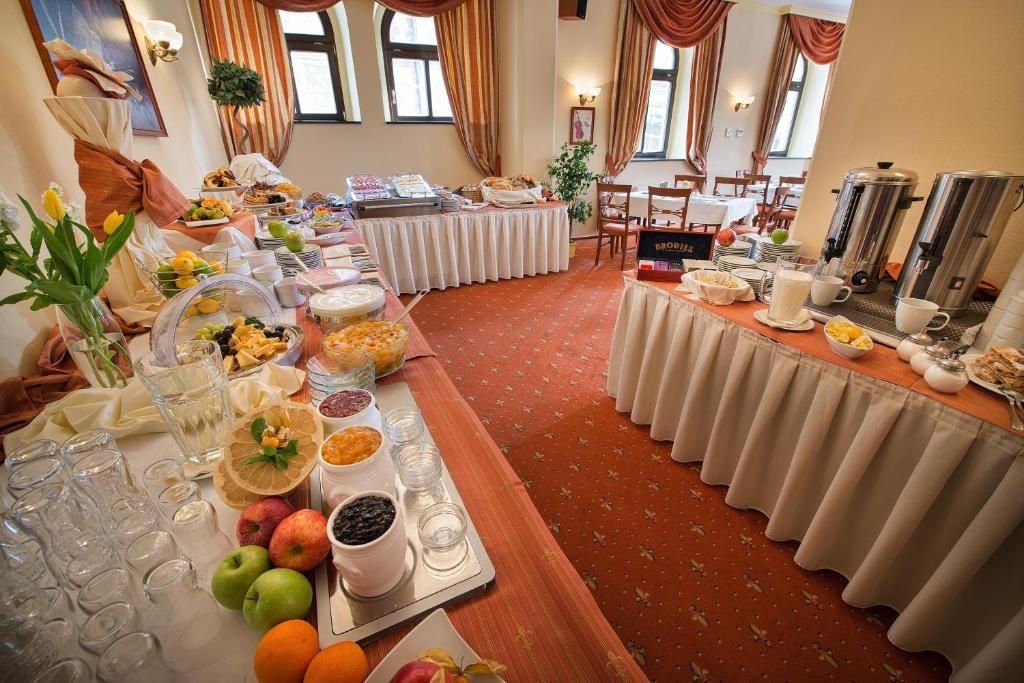 una sala banchetti con tavoli pieni di cibo di Hotel Podhrad a Hluboká nad Vltavou