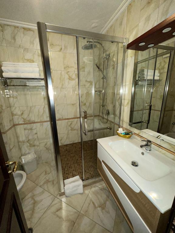 Koupelna v ubytování Dinasty Hotel