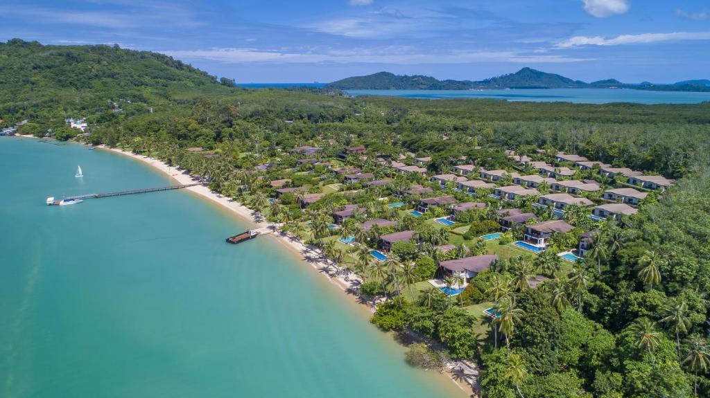 Barcelo Coconut Island, Phuket في فوكيت تاون: اطلالة جوية على منتجع على شاطئ