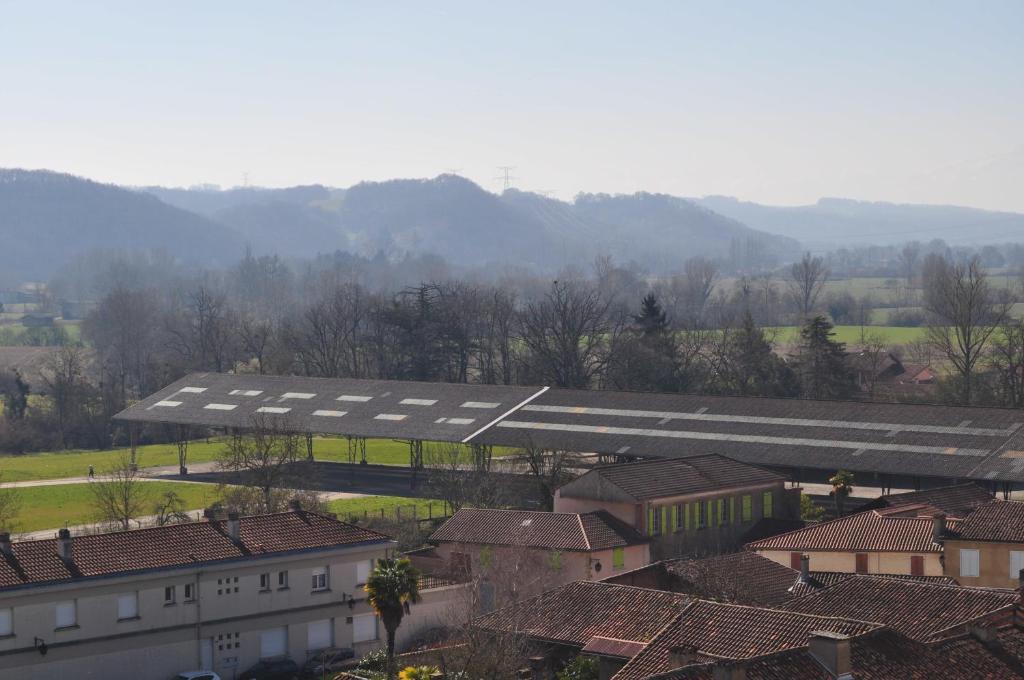 Vista generica sulle montagne o vista sulle montagne dall'interno dell'hotel