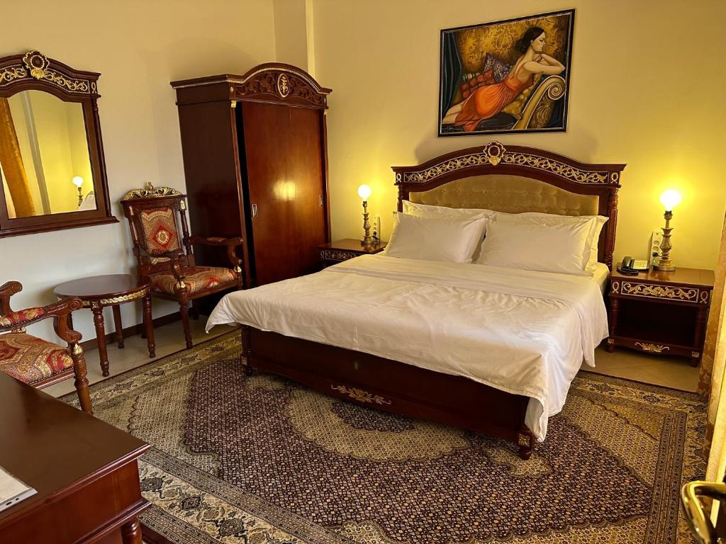 Postel nebo postele na pokoji v ubytování Dinasty Hotel