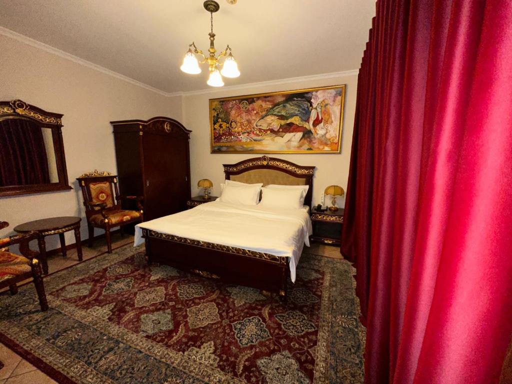 Postel nebo postele na pokoji v ubytování Dinasty Hotel