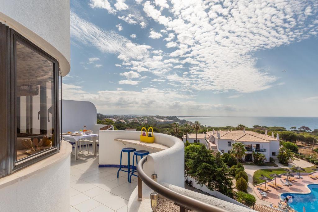 een kamer met een balkon met uitzicht op de oceaan bij Coral By Albufeira Rental in Albufeira