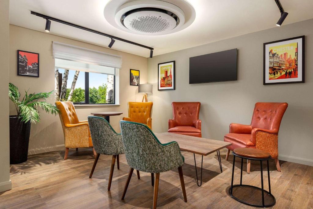 Super 8 by Wyndham Chester East - Resim 4