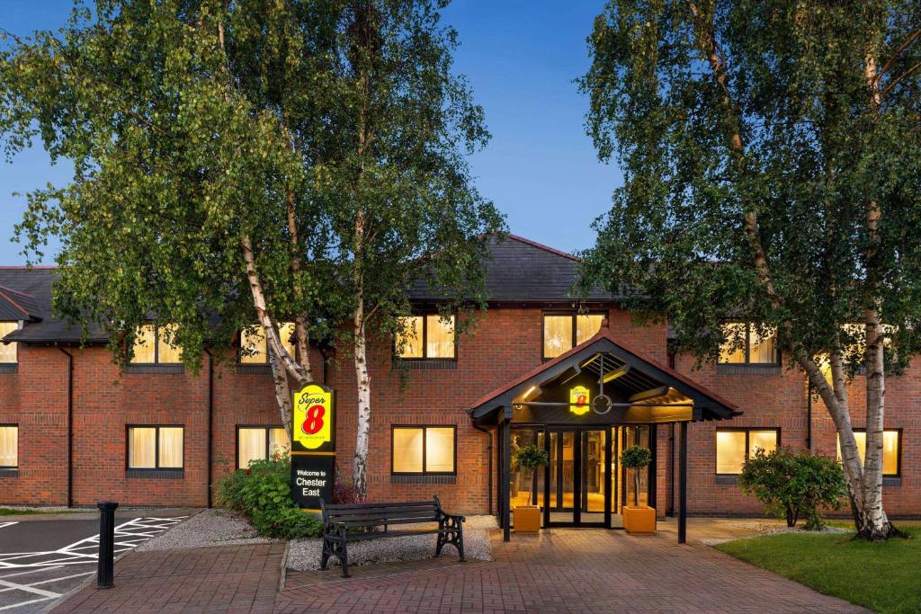 Super 8 by Wyndham Chester East - Resim 5