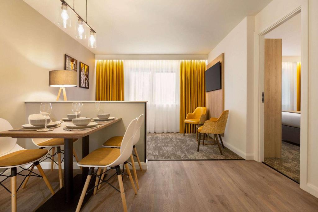 Super 8 by Wyndham Chester East - Resim 20