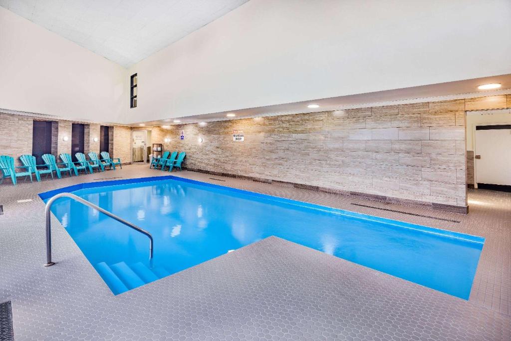 Bazén v ubytování Travelodge by Wyndham Miramichi New Brunswick nebo v jeho okolí