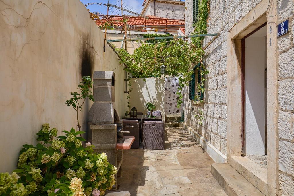 Une allée dans une ancienne maison ornée de plantes dans l'établissement Just a step to the Old city gates, à Dubrovnik
