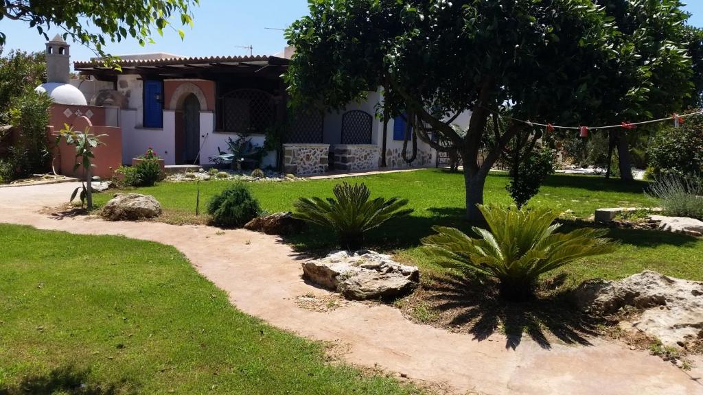 un cortile con un albero e una casa di Turismo Egadi - Villette a Favignana