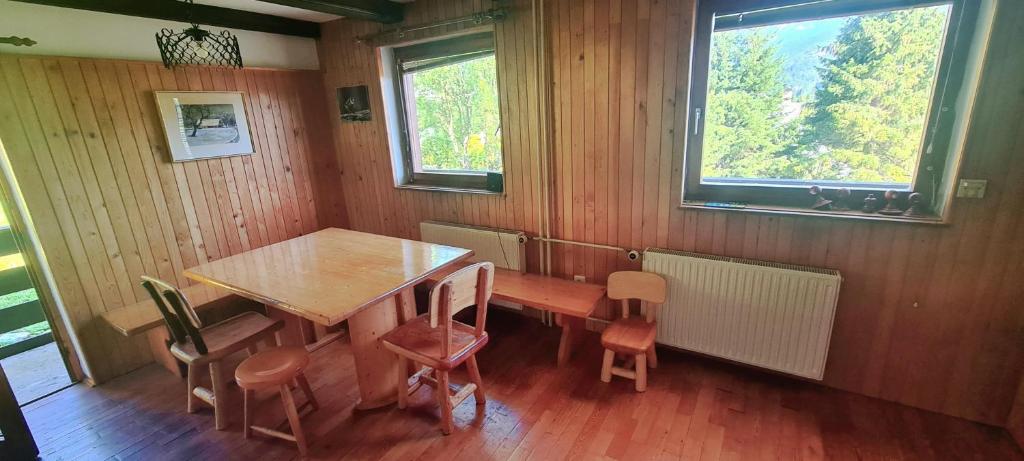 - une salle à manger avec une table et des chaises en bois dans l'établissement Holiday House Jezerka, à Bohinj