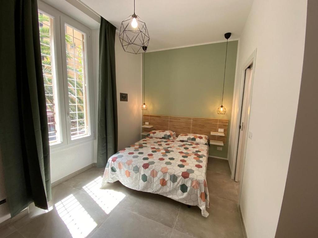 um quarto com uma cama com um edredão em Laura Apartment em Roma