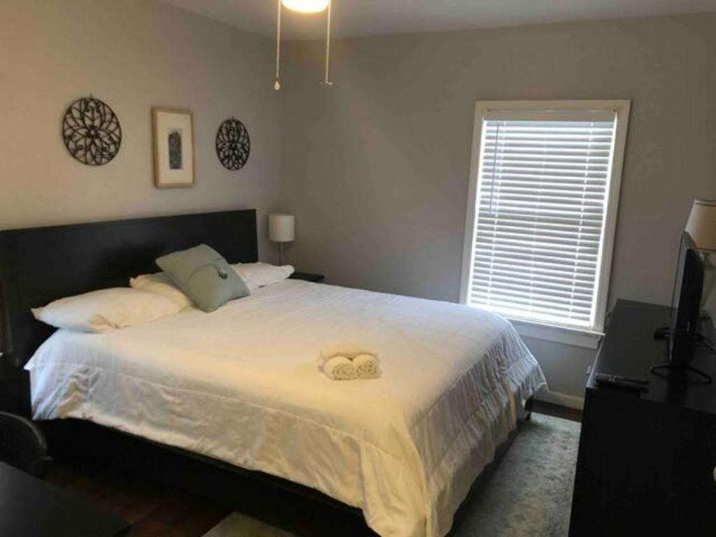 Ένα ή περισσότερα κρεβάτια σε δωμάτιο στο Stay with Jay Cleveland One