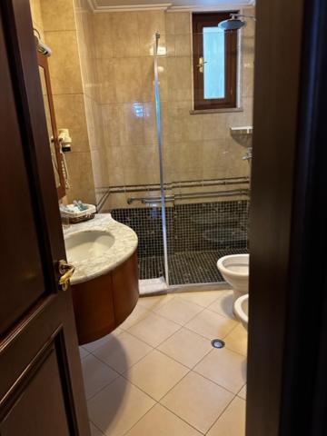 Koupelna v ubytování Dinasty Hotel