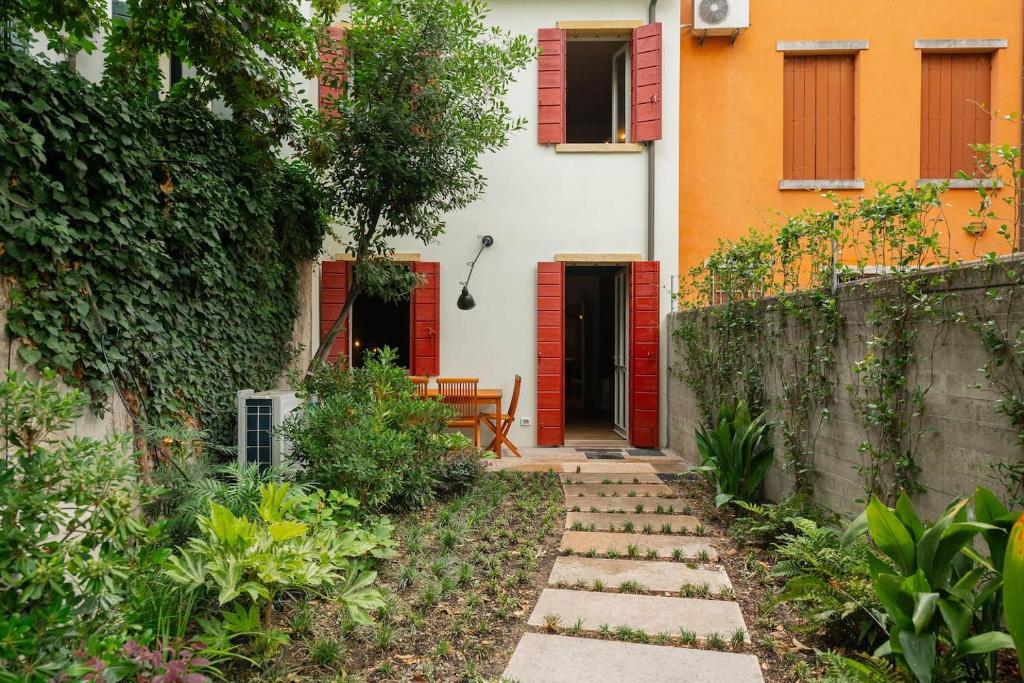 a garden with a pathway leading to a house at Numero Tredici in Padova