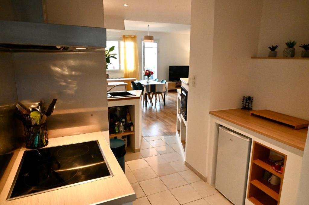a kitchen and living room with a dining room at Grand appartement cosy-Hyper Centre-Place Verdun in Tarbes