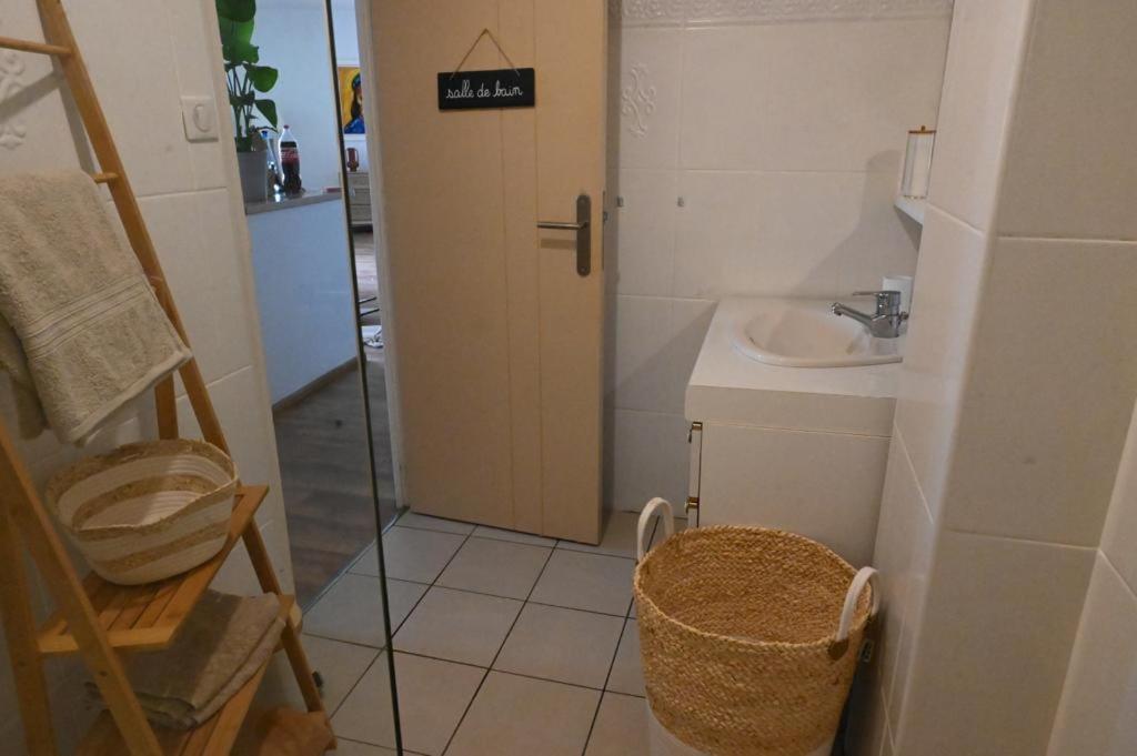 a small bathroom with a sink and a toilet at Grand appartement cosy-Hyper Centre-Place Verdun in Tarbes